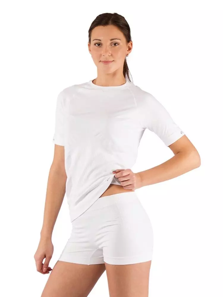 Camiseta blanca sin figura: qué llevar una camiseta femenina, qué hacer si se pinta, camiseta con manos negras, larga 14582_36