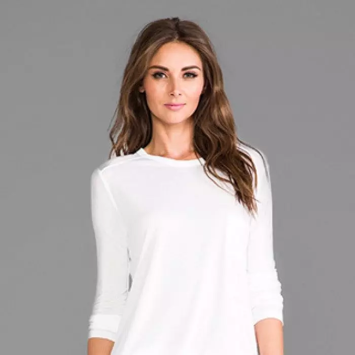 Hvit T-skjorte uten figur: Hva å ha på en kvinnelig T-skjorte, hva du skal gjøre hvis malt, T-skjorte med svarte hender, lenge 14582_41