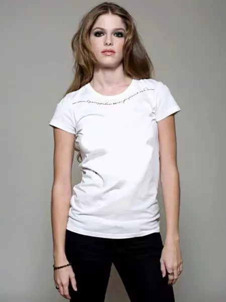 Біла футболка без малюнка: з чим носити жіночий футболку, що робити, якщо пофарбувалася, футболка з чорними руками, довга 14582_42