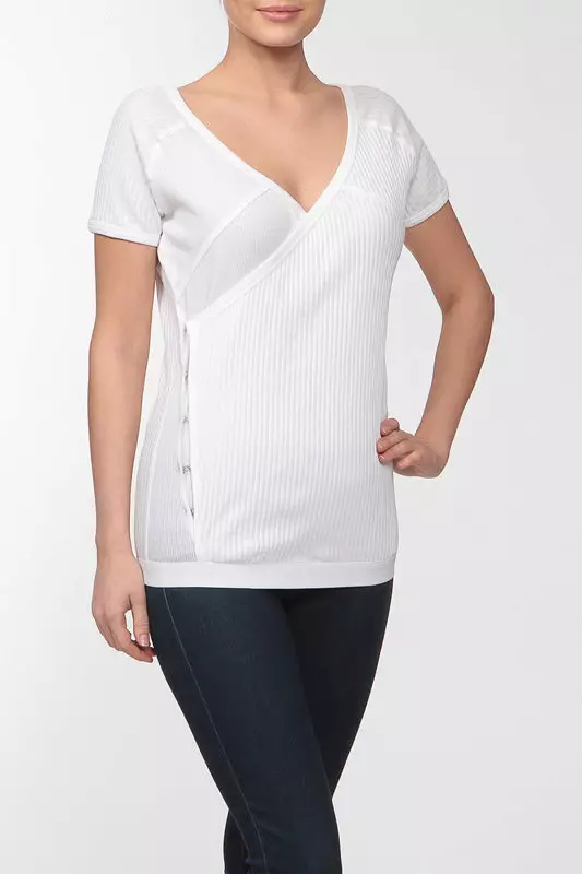 Біла футболка без малюнка: з чим носити жіночий футболку, що робити, якщо пофарбувалася, футболка з чорними руками, довга 14582_46