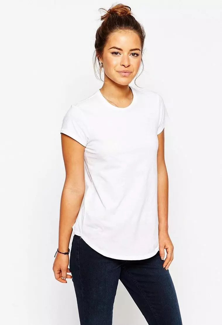 Wit T-shirt zonder figuur: Wat te dragen een vrouwelijk T-shirt, wat te doen als het geschilderd, t-shirt met zwarte handen, lang 14582_7