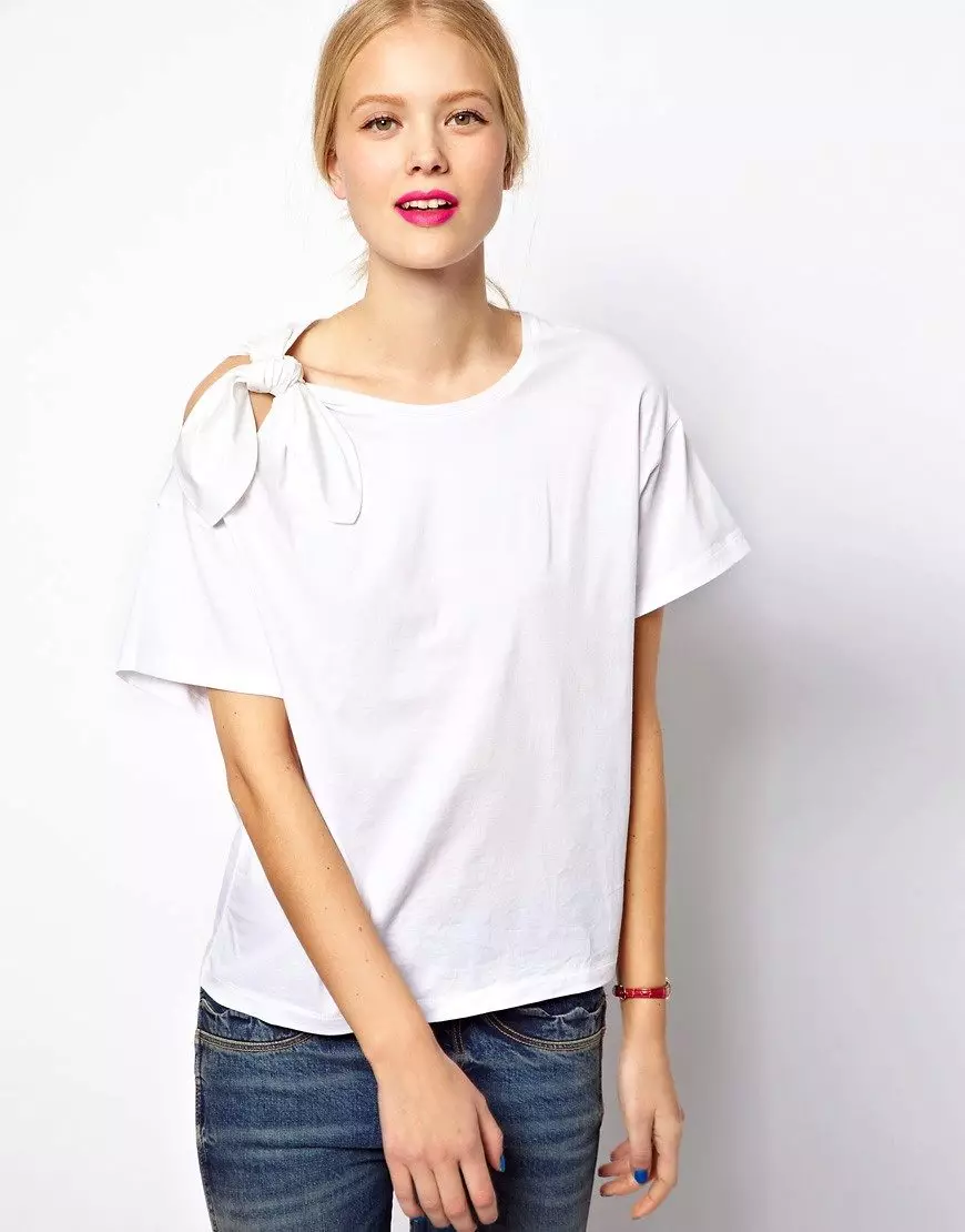 चित्रा के बिना सफेद टी-शर्ट: एक महिला टी-शर्ट पहनने के लिए, अगर चित्रित किया जाए तो क्या करना है, काले हाथों के साथ टी-शर्ट, लंबे समय तक 14582_8