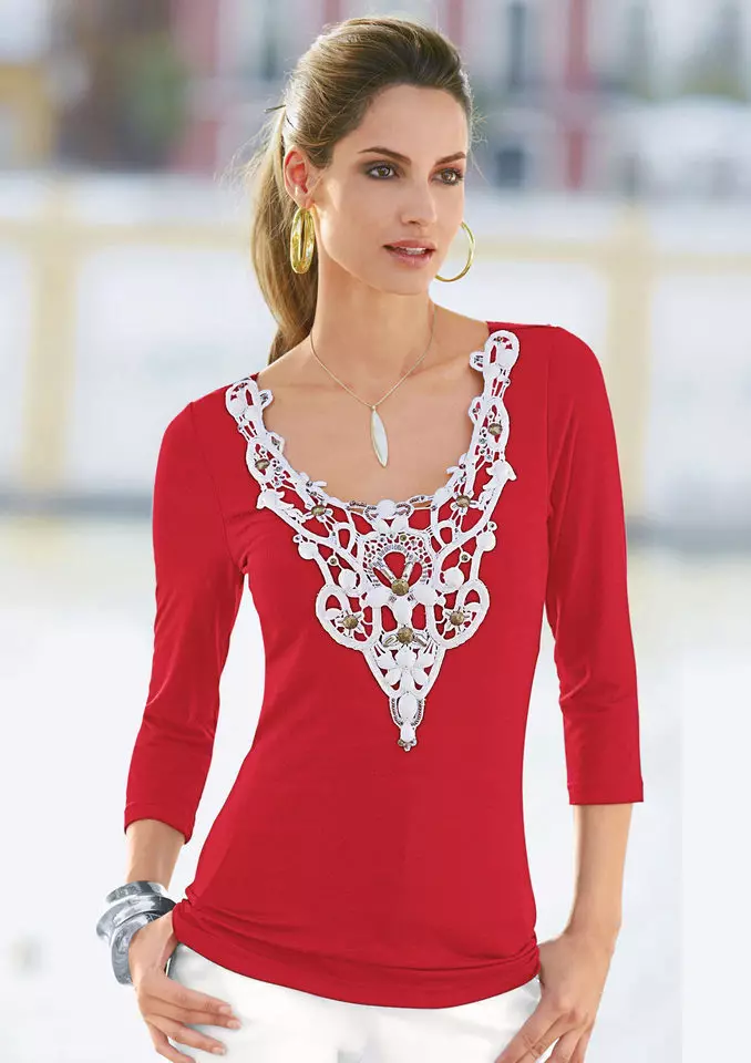 Rød T-shirt (78 billeder): Hvad skal man bære og kombinere kvindelige T-shirts, Polo 14584_24