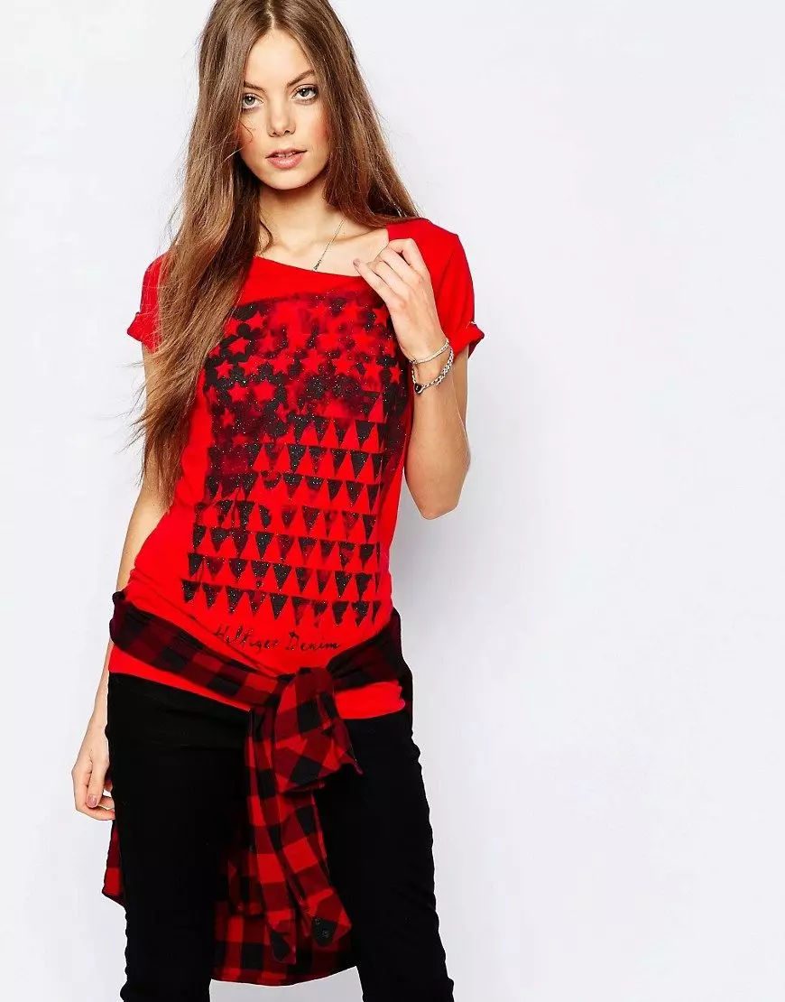 Qırmızı T-shirt (78 şəkil): Qadın t-shirtlərini, polo birləşdirmək və birləşdirmək üçün nə 14584_26