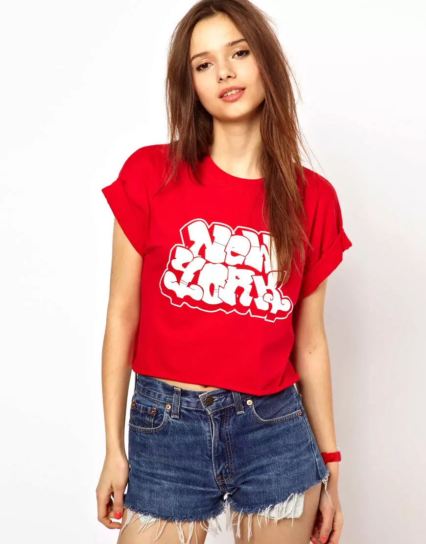 Црвена маица (78 слики): Што да се носат и да ги комбинирате женски маици, поло 14584_31