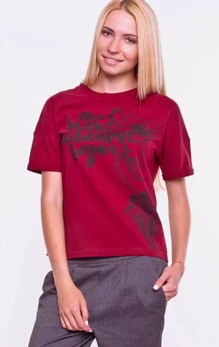 Rød T-shirt (78 billeder): Hvad skal man bære og kombinere kvindelige T-shirts, Polo 14584_41