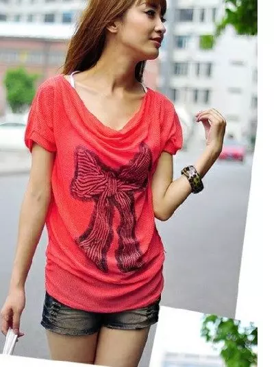 Rød T-shirt (78 billeder): Hvad skal man bære og kombinere kvindelige T-shirts, Polo 14584_45