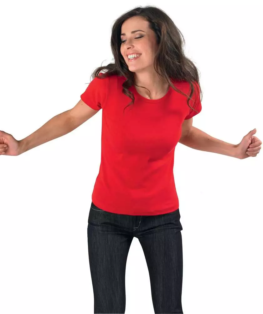 Röd T-shirt (78 bilder): Vad ska man bära och kombinera kvinnliga t-shirts, polo 14584_5