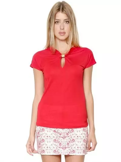 Улаан футболк (78 зураг): Эмэгтэй футболк өмсөж, хослуулж, поло 14584_57