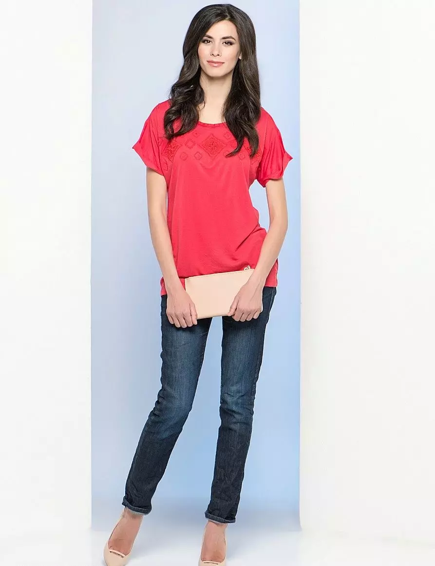 Улаан футболк (78 зураг): Эмэгтэй футболк өмсөж, хослуулж, поло 14584_60