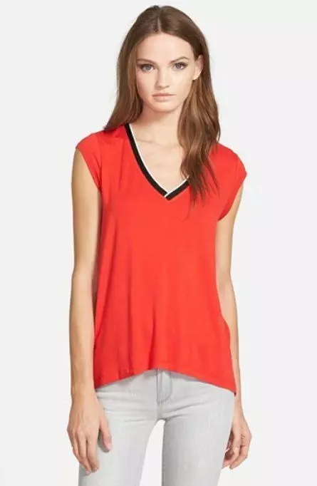 Röd T-shirt (78 bilder): Vad ska man bära och kombinera kvinnliga t-shirts, polo 14584_62