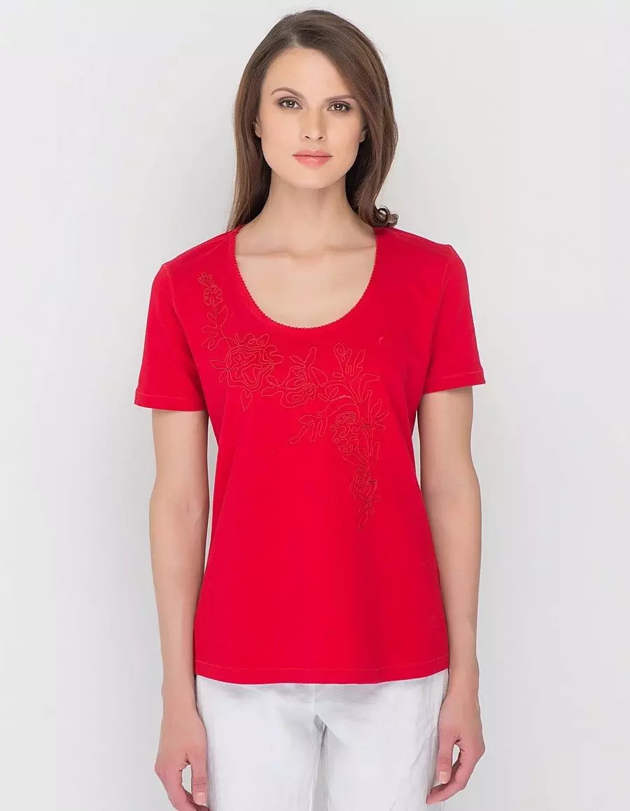 Улаан футболк (78 зураг): Эмэгтэй футболк өмсөж, хослуулж, поло 14584_7