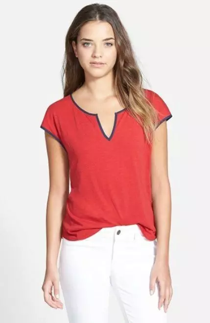 Röd T-shirt (78 bilder): Vad ska man bära och kombinera kvinnliga t-shirts, polo 14584_72