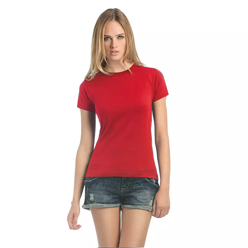 Röd T-shirt (78 bilder): Vad ska man bära och kombinera kvinnliga t-shirts, polo 14584_8