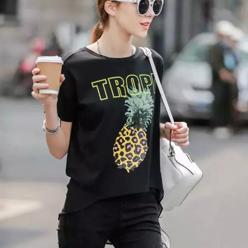 T-Shirts mit einem Druck: Frau mit dem Tattoo-Print, schwarz und weiß, mit einem Bild von Eis und Katze 14585_135