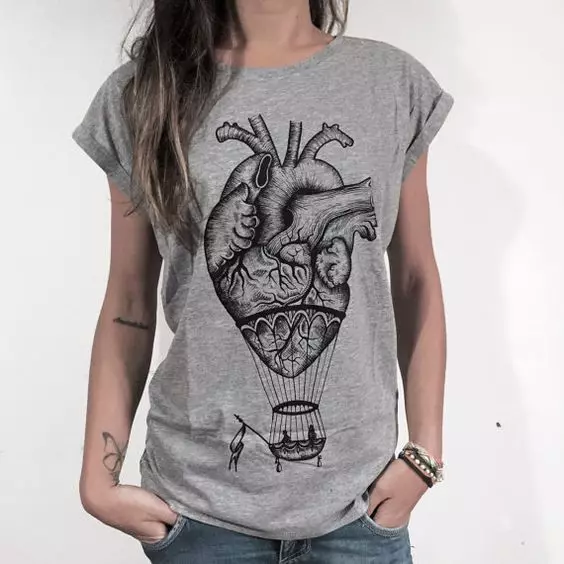 T-Shirts mit einem Druck: Frau mit dem Tattoo-Print, schwarz und weiß, mit einem Bild von Eis und Katze 14585_98