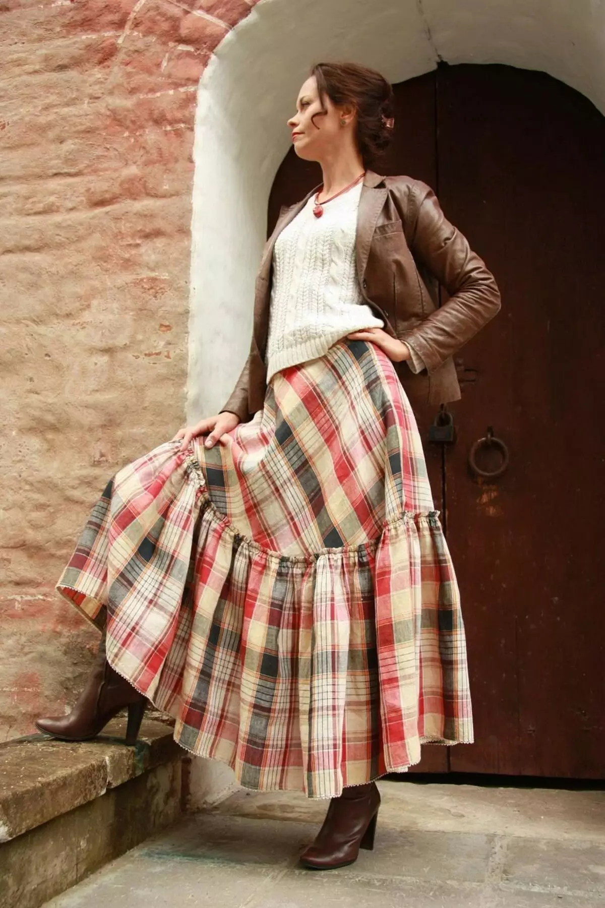 Suknje u kavezu (160 fotografije karirane suknje): Što je nosi, duge, crvena, crna, bijela, siva, za potpunu, pečati, sa naborima, kosim kavez 14604_149