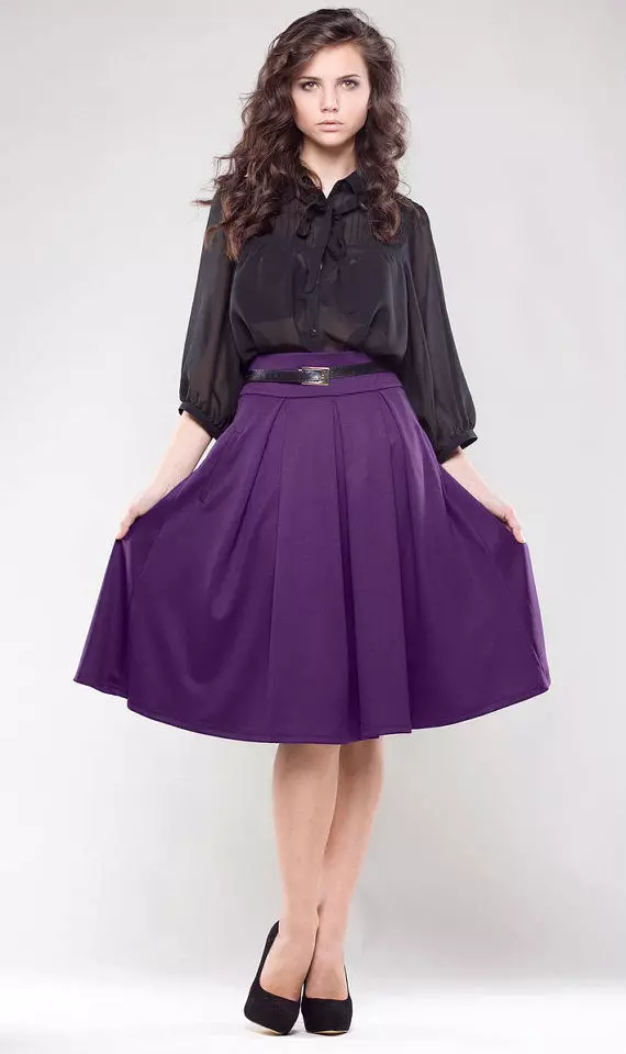 Skirts purple (63 foto): Çfarë duhet të veshin, laps purpur dhe pantallona të gjera dielli, harlisur dhe të gjatë në Pavël 14622_22