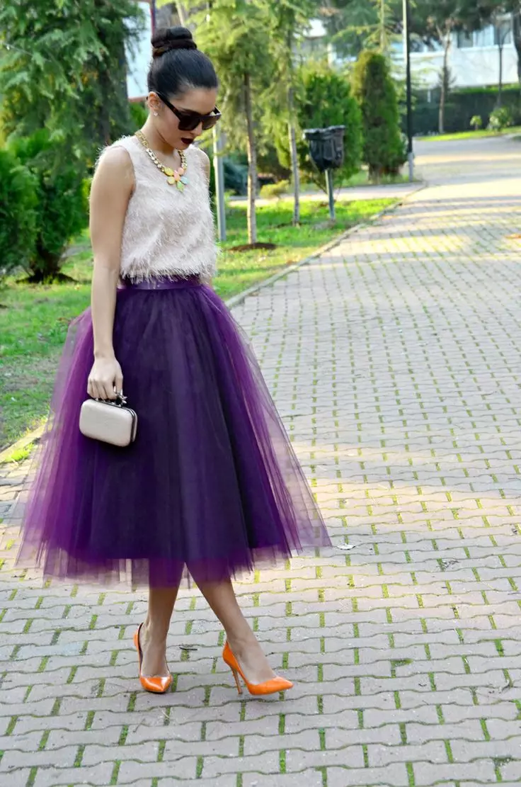 Skirts purple (63 foto): Çfarë duhet të veshin, laps purpur dhe pantallona të gjera dielli, harlisur dhe të gjatë në Pavël 14622_38
