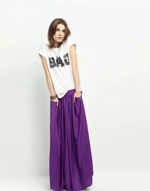 Skirts purple (63 foto): Çfarë duhet të veshin, laps purpur dhe pantallona të gjera dielli, harlisur dhe të gjatë në Pavël 14622_45