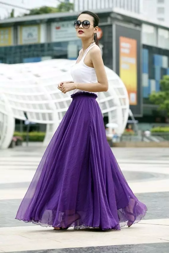 Skirts purple (63 foto): Çfarë duhet të veshin, laps purpur dhe pantallona të gjera dielli, harlisur dhe të gjatë në Pavël 14622_62