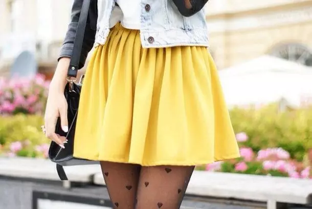 Skirts verdhë (102 foto): Çfarë është e veshur, laps dhe diell, të gjatë në dysheme dhe të shkurtër, me të zezë, blu, jeshile dhe të bardhë 14623_31