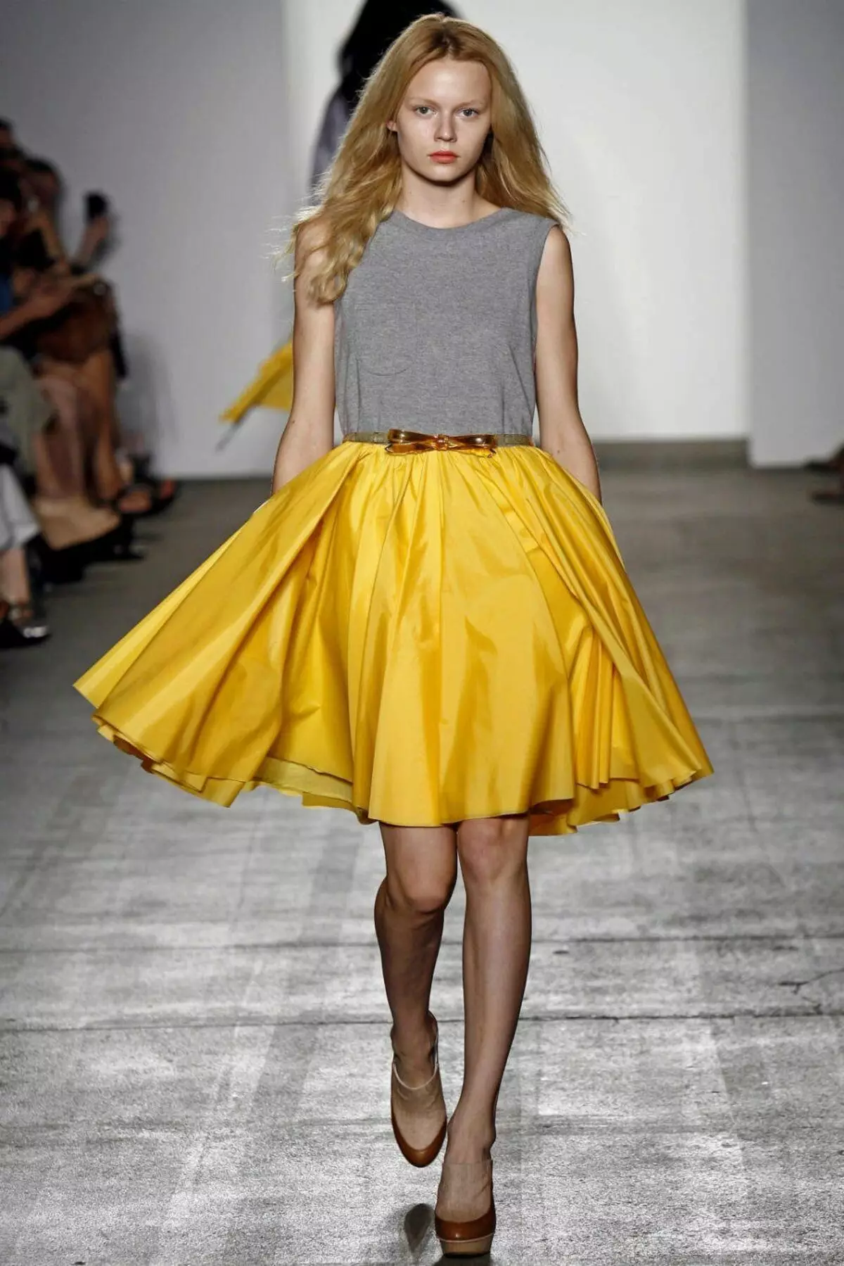 Skirts verdhë (102 foto): Çfarë është e veshur, laps dhe diell, të gjatë në dysheme dhe të shkurtër, me të zezë, blu, jeshile dhe të bardhë 14623_74