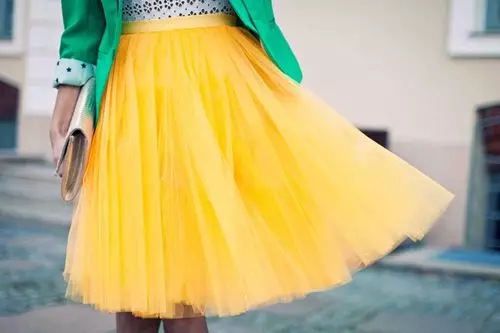 Skirts verdhë (102 foto): Çfarë është e veshur, laps dhe diell, të gjatë në dysheme dhe të shkurtër, me të zezë, blu, jeshile dhe të bardhë 14623_98