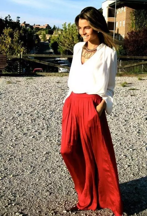 skirt merah (116 foto): Apa yang perlu memakai, pensil dan matahari gaya, Longs di lantai dan pendek, subur, midi, gabungan 14629_101