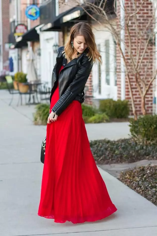 skirt merah (116 foto): Apa yang perlu memakai, pensil dan matahari gaya, Longs di lantai dan pendek, subur, midi, gabungan 14629_106