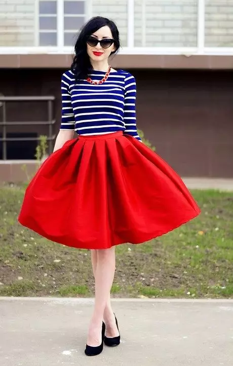 skirt merah (116 foto): Apa yang perlu memakai, pensil dan matahari gaya, Longs di lantai dan pendek, subur, midi, gabungan 14629_113