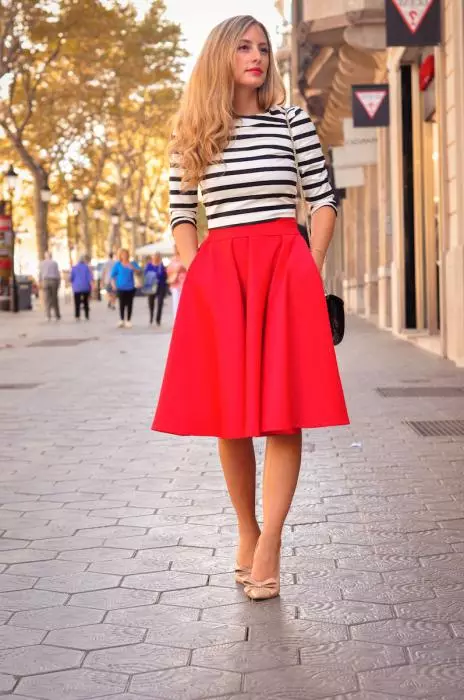 skirt merah (116 foto): Apa yang perlu memakai, pensil dan matahari gaya, Longs di lantai dan pendek, subur, midi, gabungan 14629_15