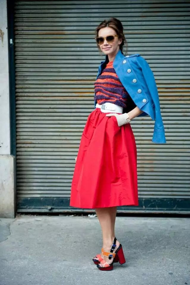 skirt merah (116 foto): Apa yang perlu memakai, pensil dan matahari gaya, Longs di lantai dan pendek, subur, midi, gabungan 14629_17