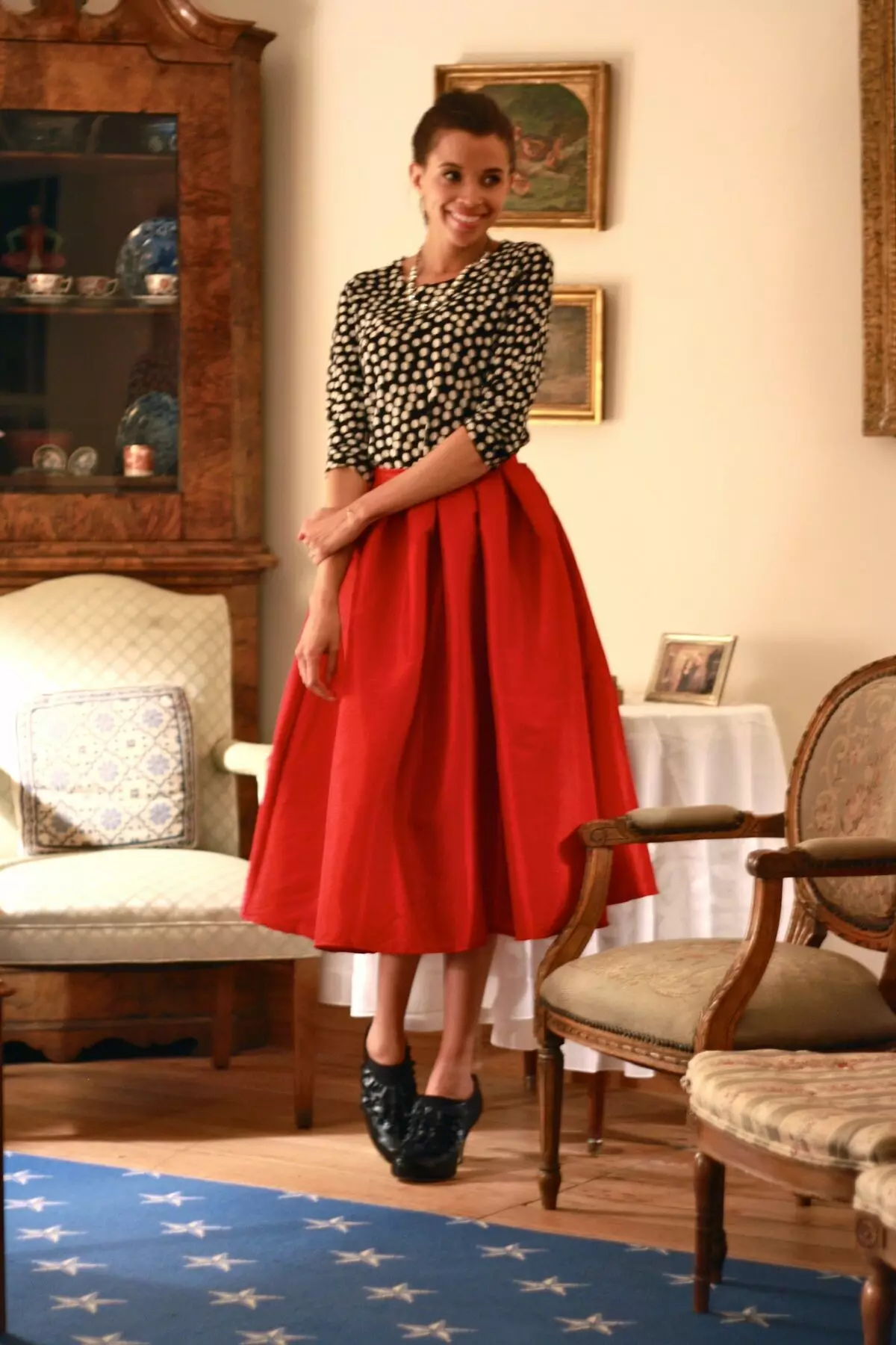 skirt merah (116 foto): Apa yang perlu memakai, pensil dan matahari gaya, Longs di lantai dan pendek, subur, midi, gabungan 14629_21