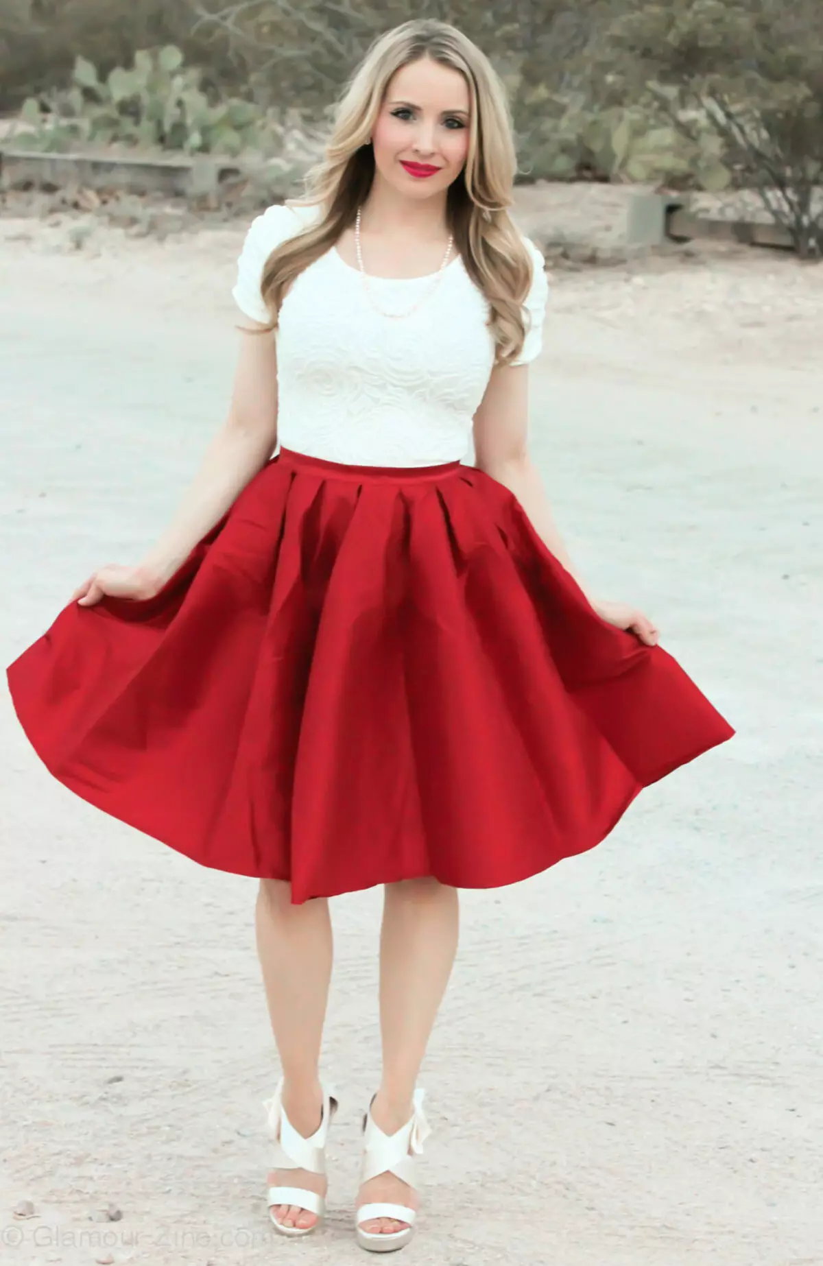 skirt merah (116 foto): Apa yang perlu memakai, pensil dan matahari gaya, Longs di lantai dan pendek, subur, midi, gabungan 14629_22