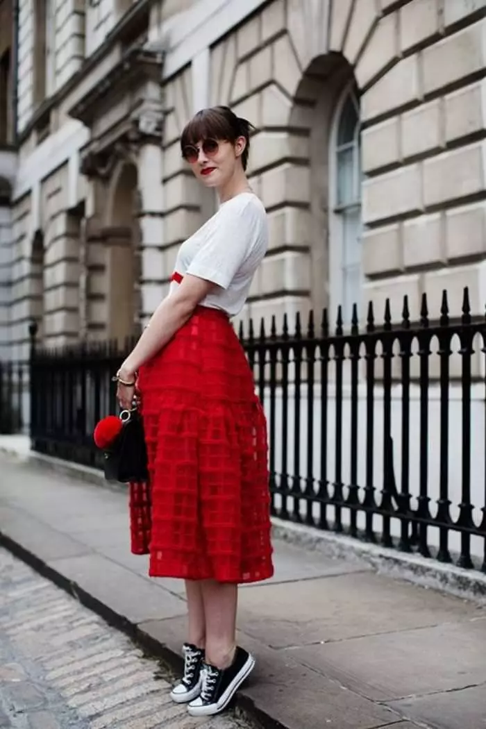 skirt merah (116 foto): Apa yang perlu memakai, pensil dan matahari gaya, Longs di lantai dan pendek, subur, midi, gabungan 14629_4