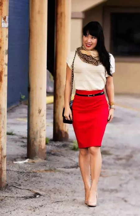 skirt merah (116 foto): Apa yang perlu memakai, pensil dan matahari gaya, Longs di lantai dan pendek, subur, midi, gabungan 14629_50