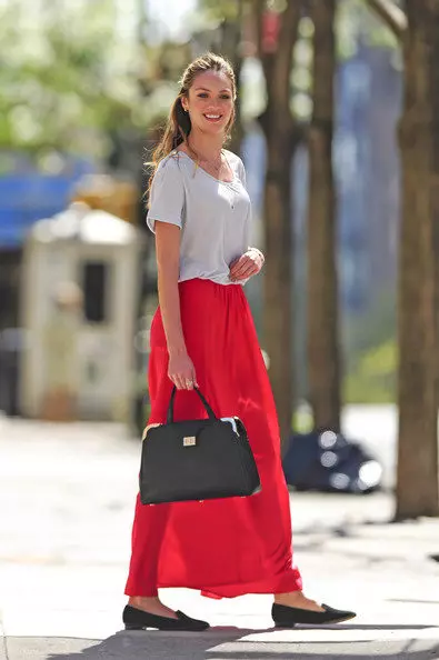 skirt merah (116 foto): Apa yang perlu memakai, pensil dan matahari gaya, Longs di lantai dan pendek, subur, midi, gabungan 14629_64
