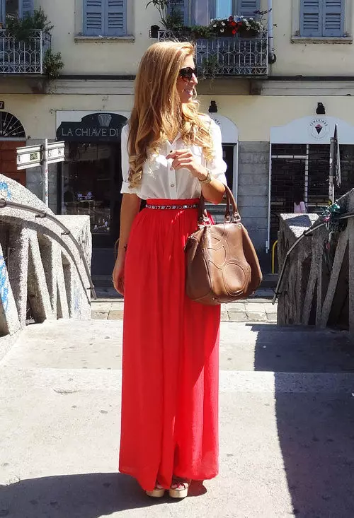 skirt merah (116 foto): Apa yang perlu memakai, pensil dan matahari gaya, Longs di lantai dan pendek, subur, midi, gabungan 14629_67