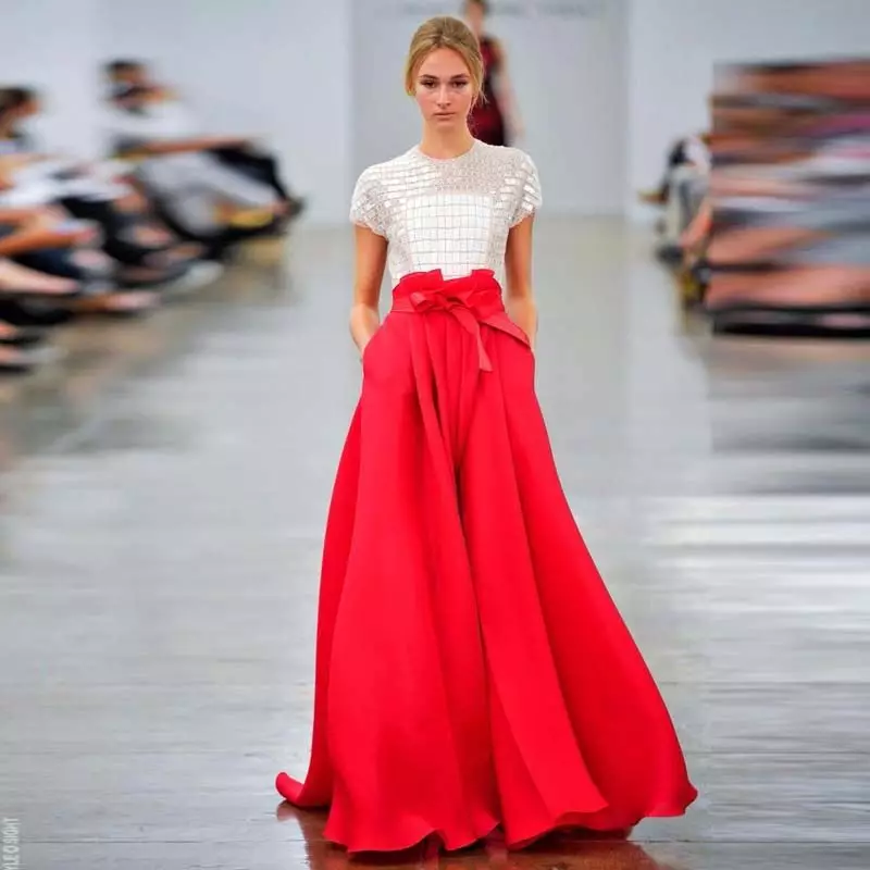 skirt merah (116 foto): Apa yang perlu memakai, pensil dan matahari gaya, Longs di lantai dan pendek, subur, midi, gabungan 14629_68