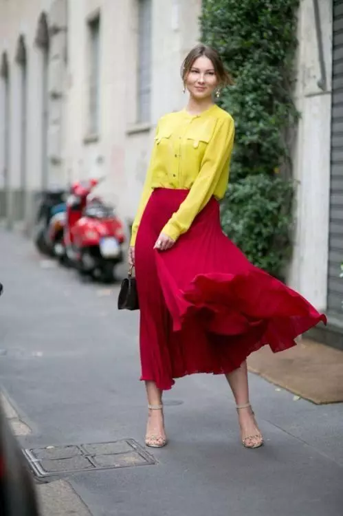 skirt merah (116 foto): Apa yang perlu memakai, pensil dan matahari gaya, Longs di lantai dan pendek, subur, midi, gabungan 14629_70