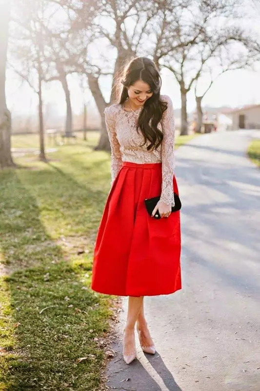 skirt merah (116 foto): Apa yang perlu memakai, pensil dan matahari gaya, Longs di lantai dan pendek, subur, midi, gabungan 14629_96