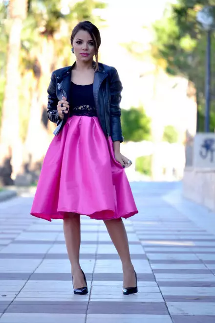 粉红色的裙子（150张）：穿什么，长而短，铅笔和郁郁葱葱的阳光，温柔的粉红色和亮粉色，白色，黑色，长 14630_120