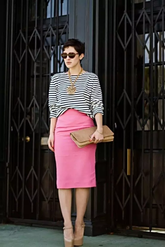 skirt merah jambu (150 foto): Apa yang memakai, panjang dan pendek, pensil dan matahari subur, lembut merah jambu merah jambu dan terang, dengan putih, hitam, panjang 14630_143