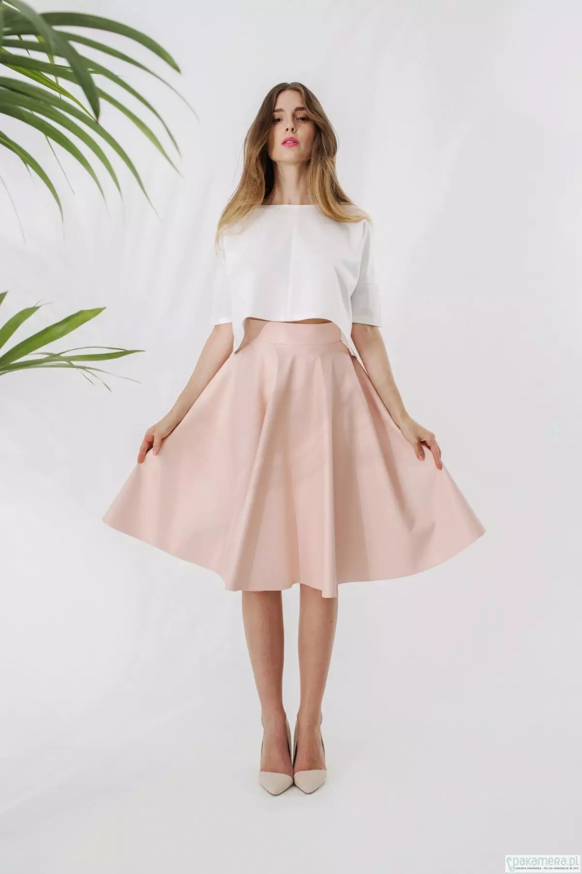 Faldas rosas (150 fotos): o que está a usar, longo e curto, lapis e exuberante sol, rosa suave e rosa brillante, con branco, negro, longo 14630_26