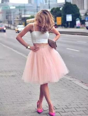 粉红色的裙子（150张）：穿什么，长而短，铅笔和郁郁葱葱的阳光，温柔的粉红色和亮粉色，白色，黑色，长 14630_27