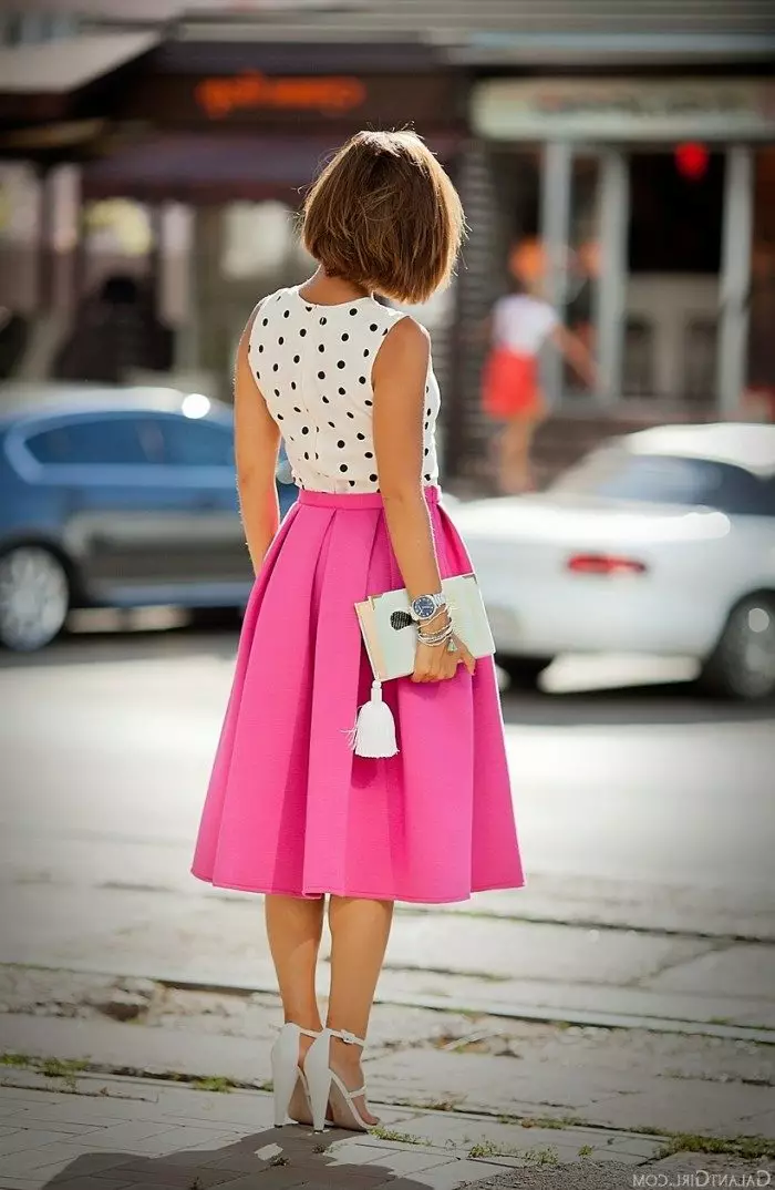 skirt merah jambu (150 foto): Apa yang memakai, panjang dan pendek, pensil dan matahari subur, lembut merah jambu merah jambu dan terang, dengan putih, hitam, panjang 14630_30