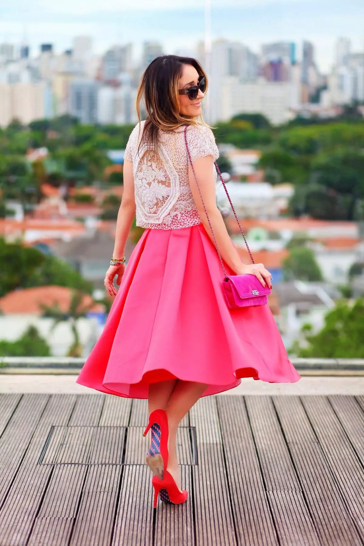 skirt merah jambu (150 foto): Apa yang memakai, panjang dan pendek, pensil dan matahari subur, lembut merah jambu merah jambu dan terang, dengan putih, hitam, panjang 14630_32