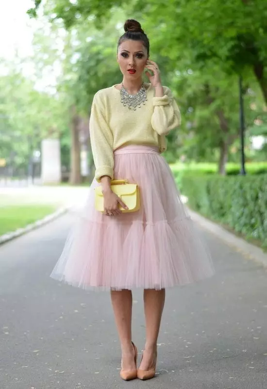 粉紅色的裙子（150張）：穿什麼，長而短，鉛筆和郁鬱蔥蔥的陽光，溫柔的粉紅色和亮粉色，白色，黑色，長 14630_41