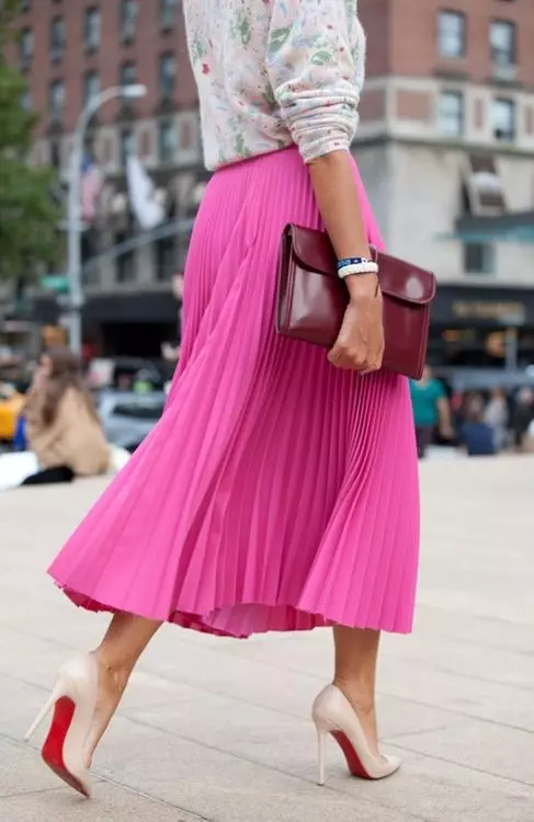 Faldas rosadas (150 fotos): lo que lleva, largo y corto, lápiz y exuberante sol, rosa suave y rosa brillante, con blanco, negro, largo 14630_49